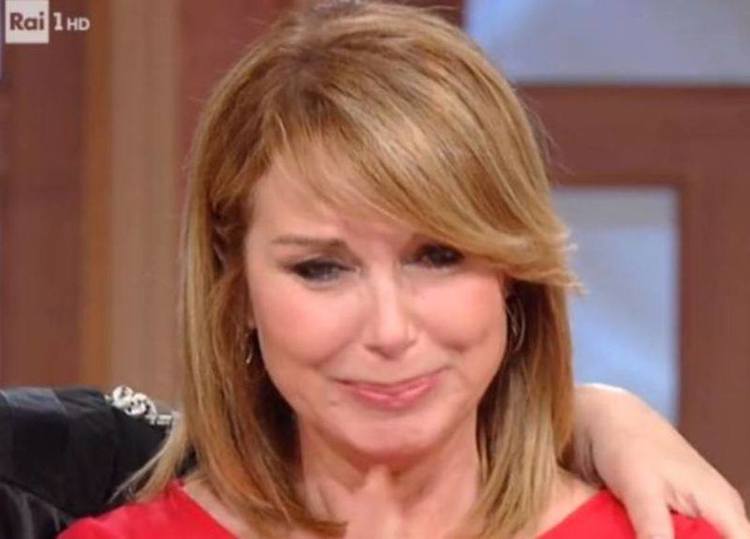 BUFERA RAI - LE CHIUDONO IL PROGRAMMA: L'AMATISSIMA CONDUTTRICE SCOPPIA IN DIRETTA TV - 04/06/2017